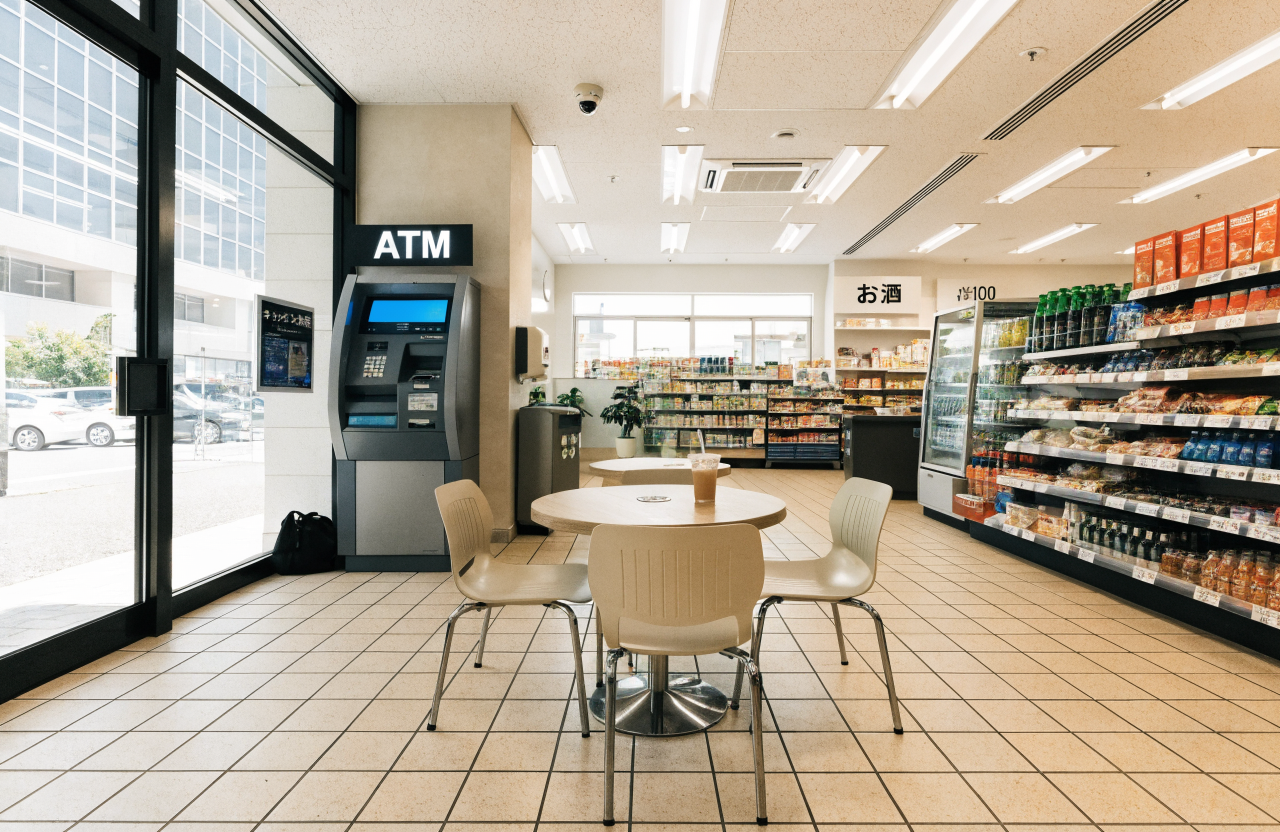 日本のコンビニ店内のサービスエリアを撮影した場面